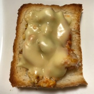 エビと炒り卵のオーロラ和えのチーズトースト